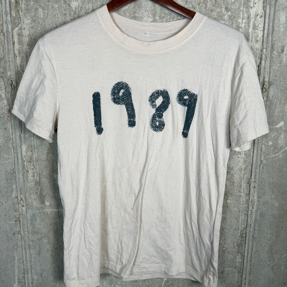 Taylor Swift 1989 Graphic T-Shirt Cream Short Sleeve Women Small Concert Merch